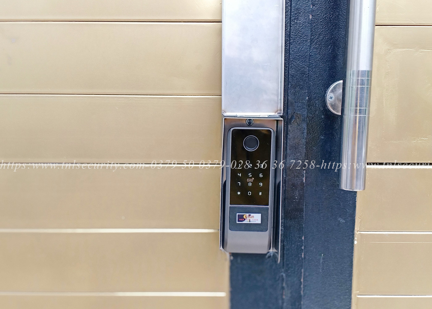 Lap-dat-khoa-pin-dung-van-tay-mot-chieu-kem-nut-nhan-tai-Phuoc-Long-B-Quan-9